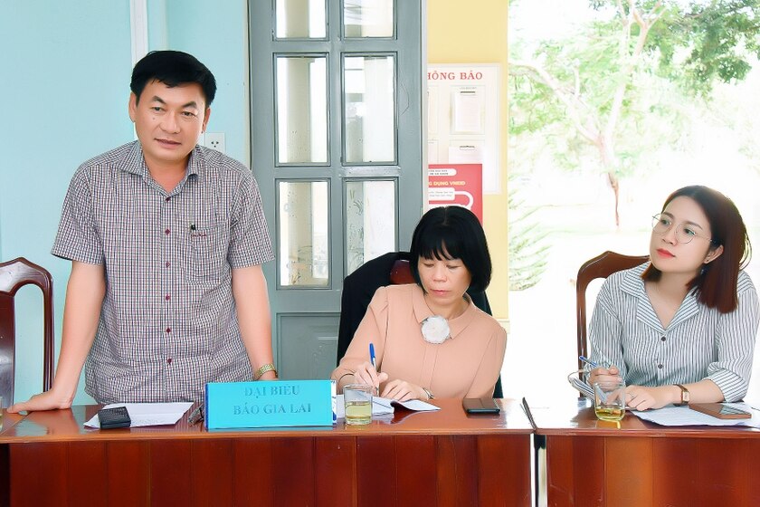 Chi bộ 3 Báo Gia Lai và Chi bộ thôn Djrông bàn giải pháp phát triển đảng viên ảnh 1
