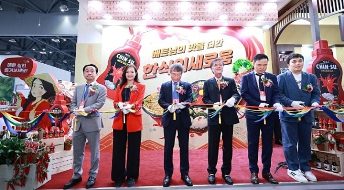 Lễ cắt băng khai mạc gian hàng Chin-su tại Sự kiện Seoul Food 2023 ở Hàn Quốc.
