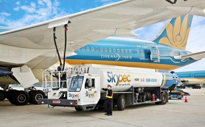 Xe bồn Skypec tiếp nhiên liệu cho máy bay Vietnam Airlines. Ảnh:Skypec