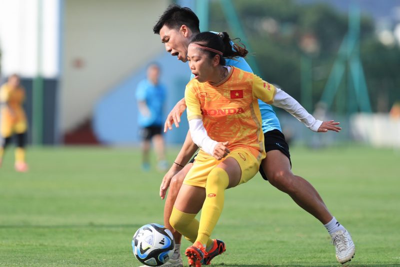 عادت تشوونغ ثي كيو في مباراة ودية، فاز فيها منتخب فيتنام للسيدات 3-1 - صورة 2.