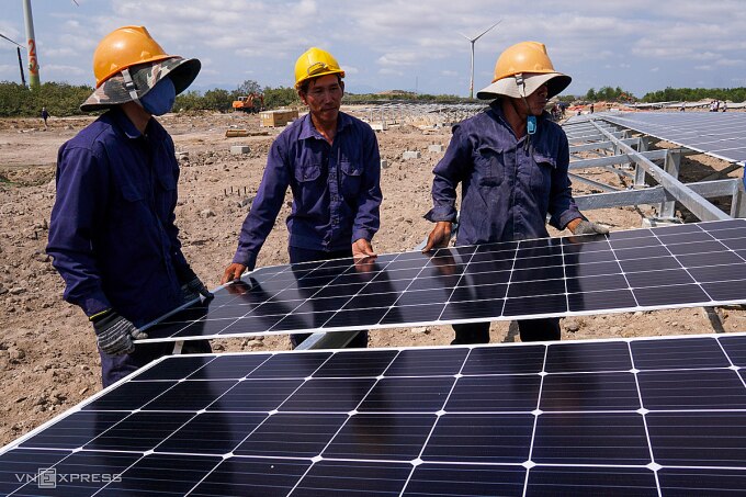 Điện mặt trời đang được khuyến khích sử dụng cả trong doanh nghiệp và đời sống. Trong ảnh công nhân thi công dự án điện mặt trời Trung Nam (huyện Thuận Bắc tỉnh Ninh Thuận), tháng 2/2019. Ảnh: Quỳnh Trần