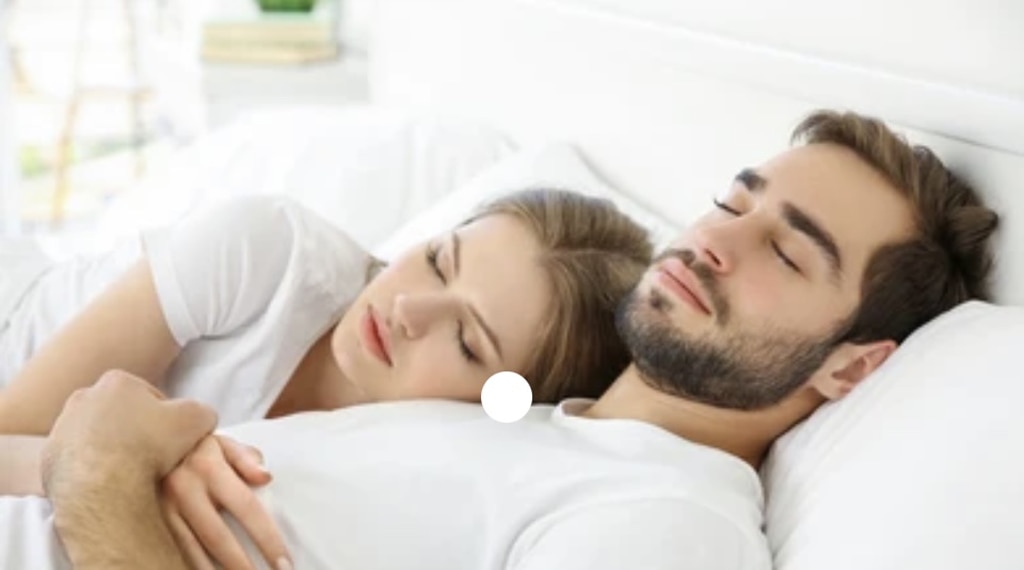 Chuyên gia giải thích đây là giờ đi ngủ tốt nhất cho các cặp vợ chồng - Ảnh 1.
