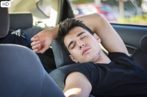 Tại sao ngủ trong ô tô nổ máy bật máy lạnh có thể tử vong? - Ảnh 1.