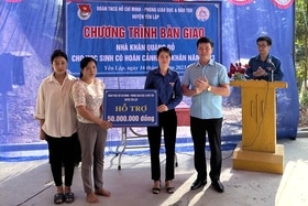 Trao nhà Khăn quàng đỏ cho học sinh tại huyện Yên Lập