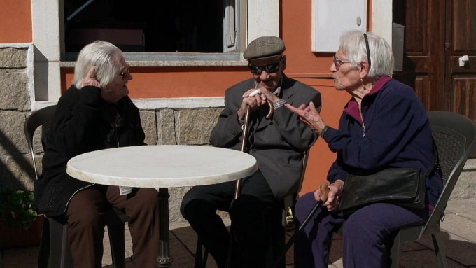 Người cao niên trò chuyện tại đảo Sardinia. Ảnh: CBS