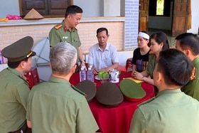 Công an tỉnh Phú Thọ thăm hỏi gia đình các cán bộ, chiến sĩ Công an tỉnh Đắk Lắk hy sinh và bị thương 