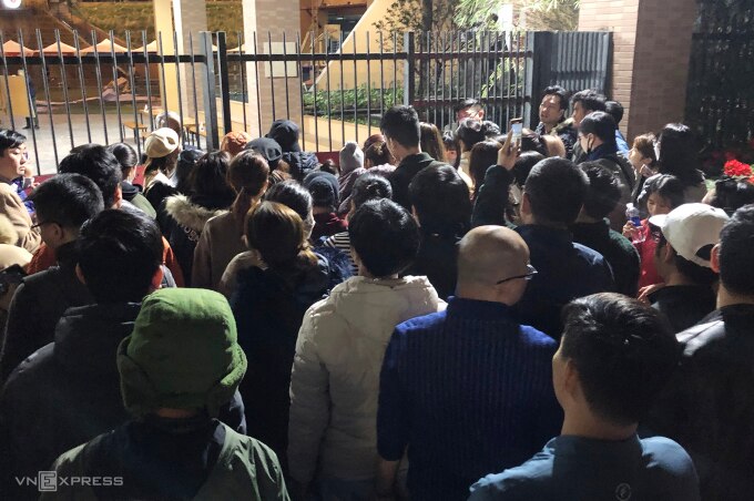 Hàng trăm phụ huynh chờ đợi từ chiều qua đêm nộp hồ sơ cho con vào lớp 1 ở trường Marie Curie, Hà Nội, tháng 2/2023. Ảnh: Ngọc Thành