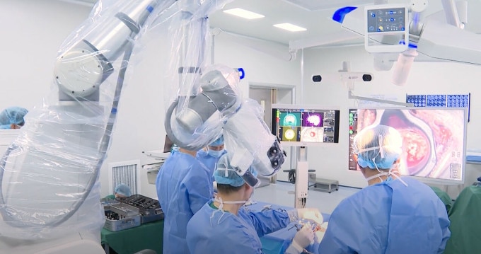 Các bác sĩ Bệnh viện Đa khoa Tâm Anh mổ não với sự hỗ trợ của robot. Ảnh: Bệnh viện cung cấp