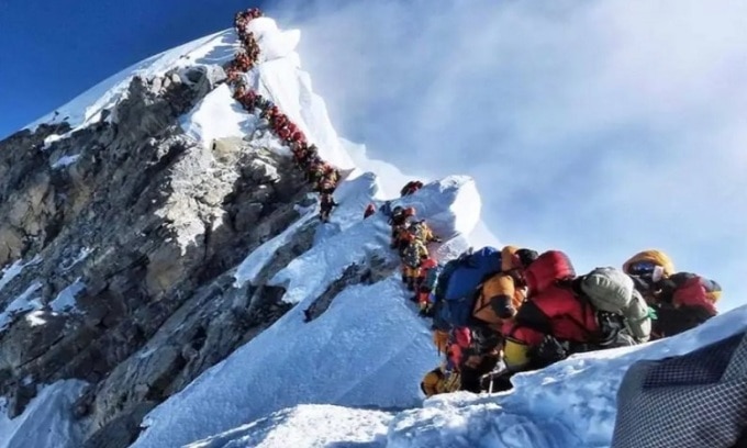 Dòng người tìm cách leo đỉnh Everest. Ảnh: Business Insider