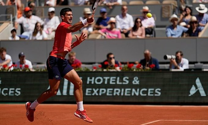 Novak Djokovic trong trận thắng Juan Pablo Varillas ở vòng bốn Pháp Mở rộng tại Roland Garros, thành phố Paris ngày 4/6/2023. Ảnh: AP