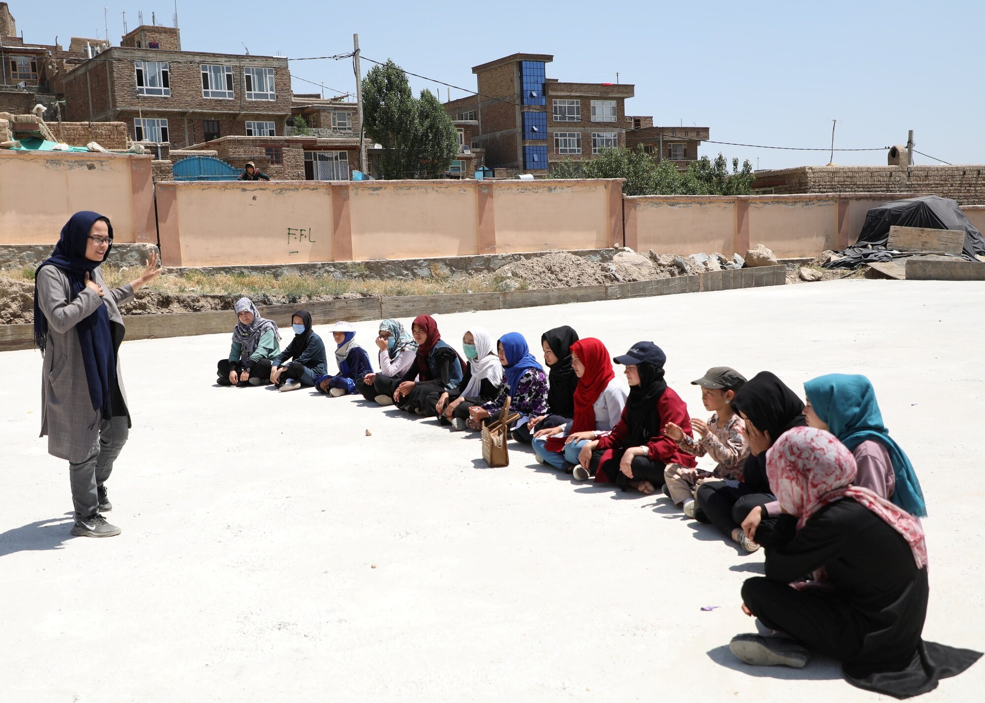 Gần 80 học sinh bị trúng độc tại 2 trường tiểu học ở Afghanistan - Ảnh 1.