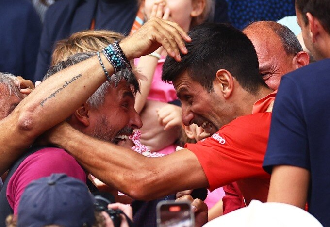 Djokovic (phải) lên khán đài mừng chức vô địch Roland Garros với HLV Ivanisevic. Ảnh: Reuters