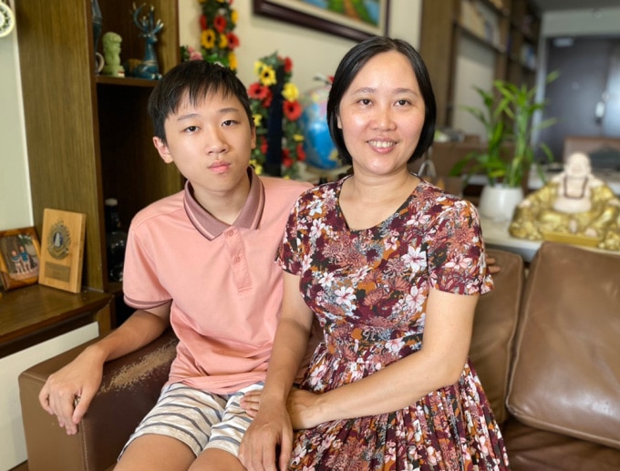 Ngô Quý Dương và mẹ chia sẻ niềm vui sau khi biết kết quả thi THPT chuyên Khoa học Tự nhiên tối qua. Ảnh: Bình Minh