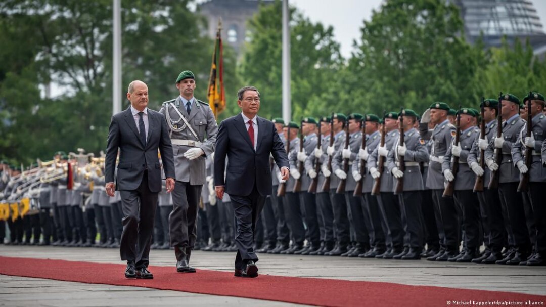 Thủ tướng Đức và người đồng cấp Trung Quốc duyệt đội danh dự tại Berlin. Ảnh: DPA