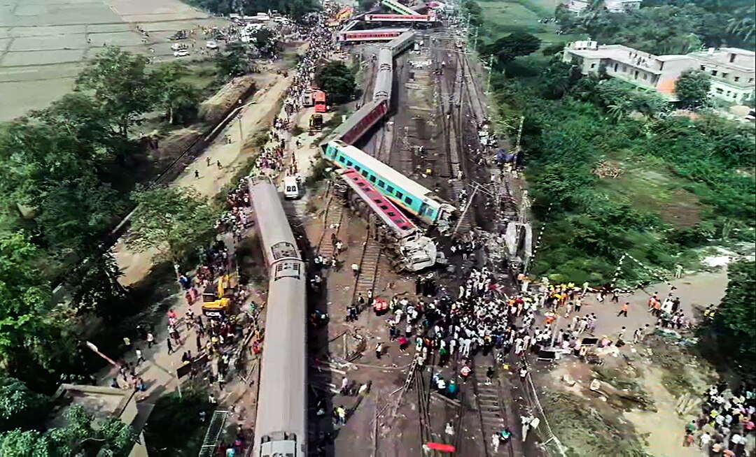 Hiện trường vụ tai nạn đường sắt thảm khốc tại Ấn Độ - Ảnh 1.