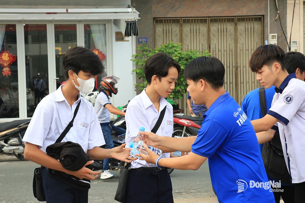 Thí sinh đến điểm thi tại Trường THCS Thống Nhất (TP. Biên Hòa) được thanh niên tình nguyện phát nước miễn phí