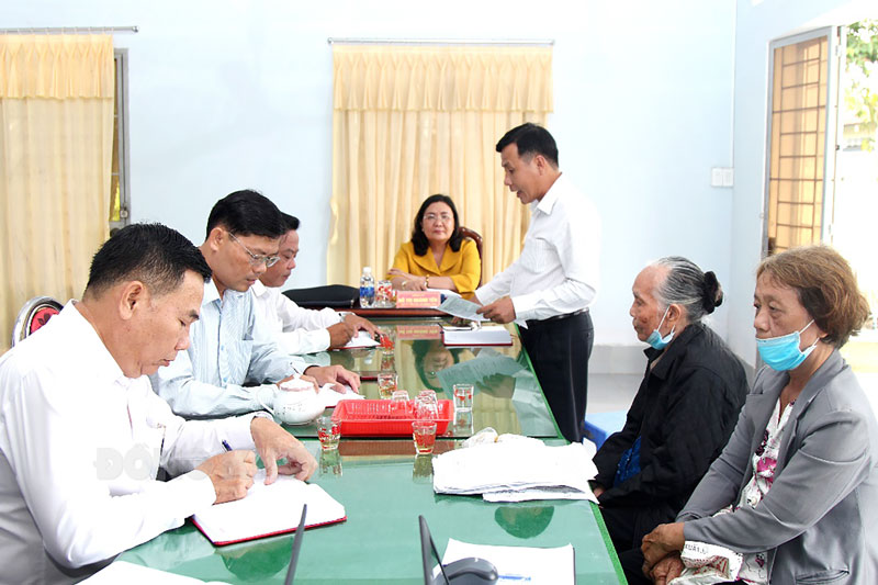 Đại biểu HĐND tỉnh tiếp công dân ở huyện Mỏ Cày Nam. Ảnh: Đức Chính