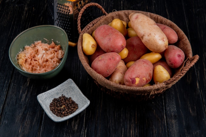 Khoai lang và khoai tây đều có thể góp phần vào chế độ ăn uống lành mạnh. Ảnh: Freepik