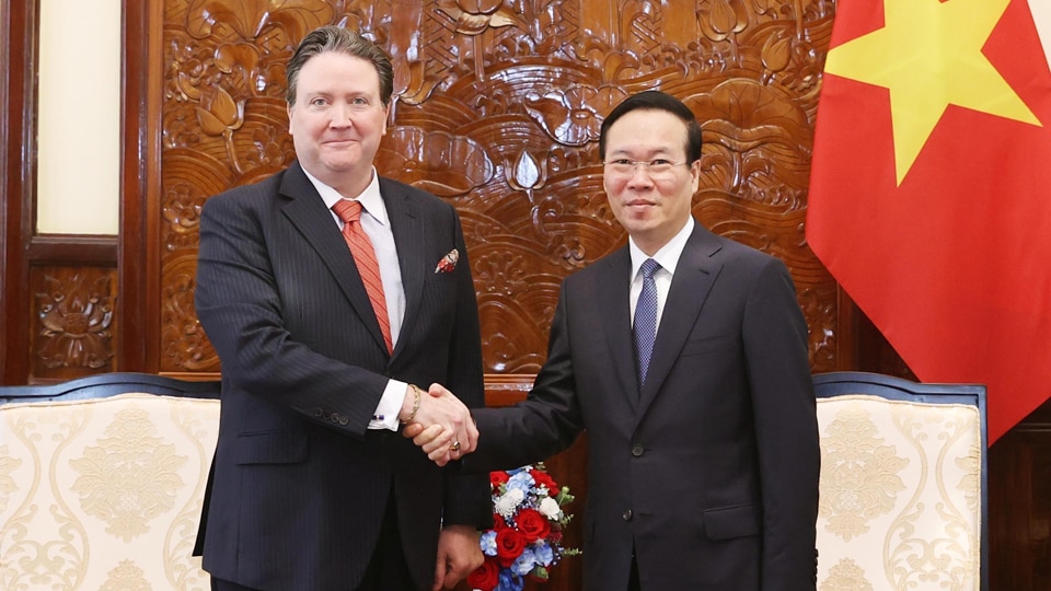 Президент Во Ван Туонг принимает посла США во Вьетнаме Марка Э. Кнаппера. Фото: Тонг Нхат – ВИА