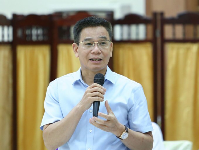 Ông Dương Văn Hào, Trưởng ban Quản lý Thu - Sổ, thẻ thông tin về giải quyết chế độ cho hơn 206.400 lao động bị nợ BHXH tại họp báo ngày 5/6. Ảnh: Hồng Chiêu