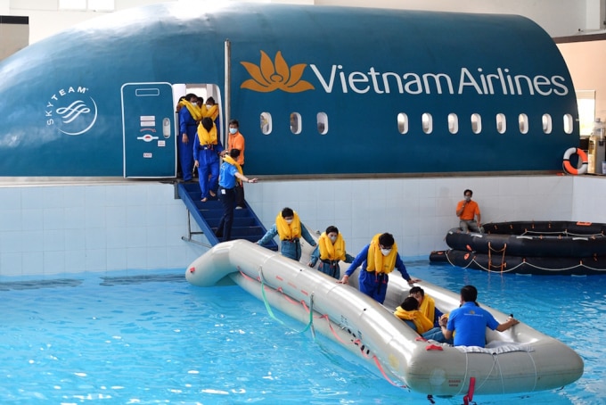 Chương trình trải nghiệm hướng nghiệp hàng không của Vietnam Airlines triển khai năm 2012, với các hoạt động như đào tạo phong cách, phong thái ngoại hình; nhập vai phi công, tiếp viên... Ảnh: Vietnam Airlines