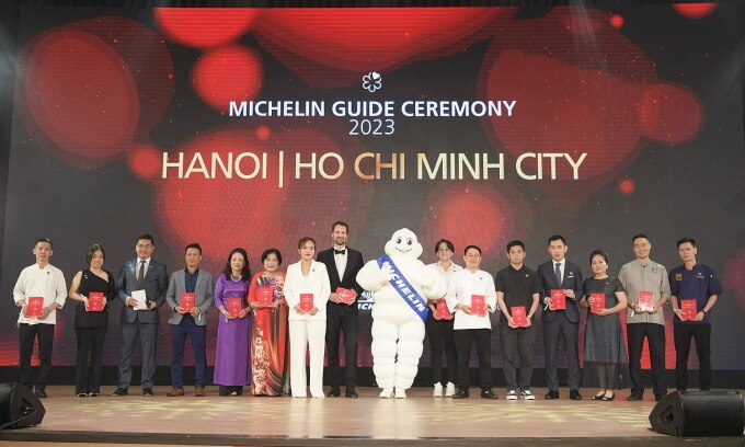 Giám đốc quốc tế Michelin Guide Gwendal Poullennec (thứ 8 từ trái) trao giải cho một số nhà hàng ở hạng mục Bib Gourmand tối 6/6 tại Hà Nội. Ảnh: Michelin Guide