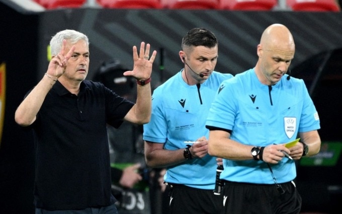 Mourinho réagit à l'arbitre Taylor lors de la finale de la Ligue Europa au stade Puskas, à Budapest, en Hongrie, le 31 mai. Photo : Reuters
