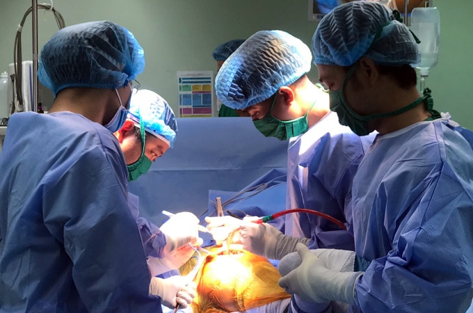 Một ca phẫu thuật tại Bệnh viện đa khoa Trung ương Cần Thơ. Ảnh: Thanh Phong