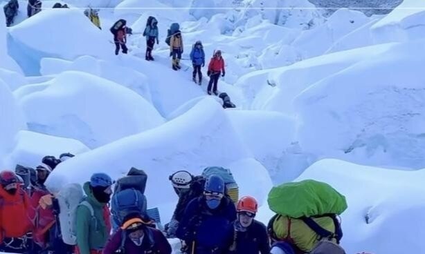 Nạn tắc đường lặp lại trên đỉnh Everest