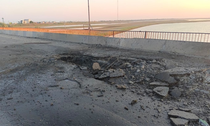 Mặt cầu bắc qua eo Chongar gần làng cùng tên của tỉnh Kherson hư hại sau vụ không kích ngày 22/6. Ảnh: Telegram/Vladimir Saldo