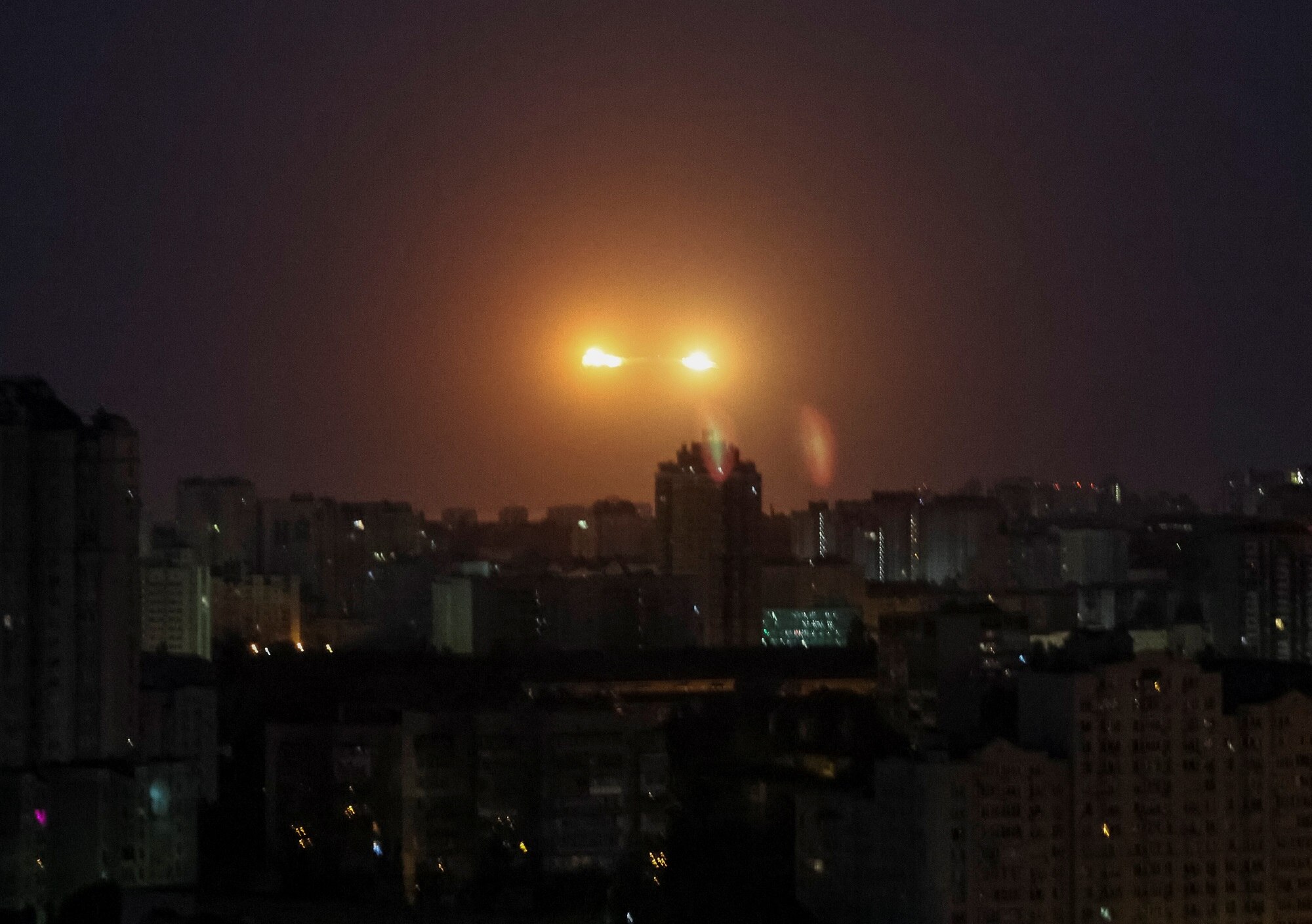 Chiến sự tối 6.6: Nga phóng 35 tên lửa, Ukraine cân nhắc sử dụng bom bẩn? - Ảnh 1.
