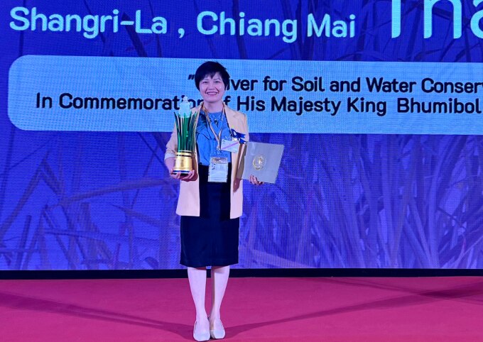 TS Ngô Thị Thúy Hường, nhận giải thưởng tại Thái Lan. Ảnh: BTC