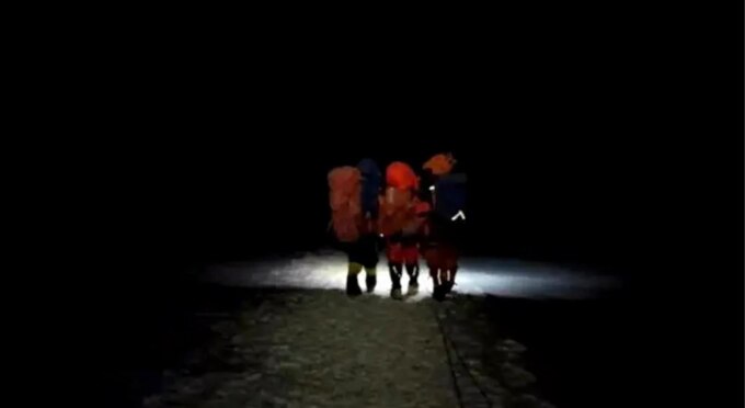 Một đoàn leo núi đi trong đêm ở Everest. Ảnh: SCMP