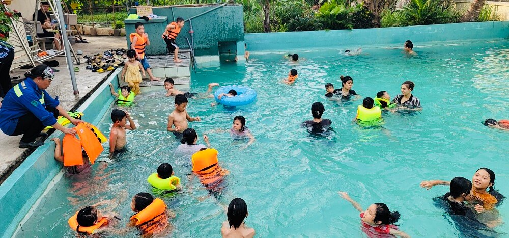 Ao bơi của anh Nguyễn Tuấn Anh, Bí thư Chi đoàn thôn Phần Lâm, xã Đào Dương (Ân Thi) thu hút đông đảo trẻ em và người dân đến tập luyện

