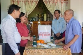 Trưởng Ban Dân vận Trung ương Bùi Thị Minh Hoài thăm, tặng quà cho các gia đình chính sách
