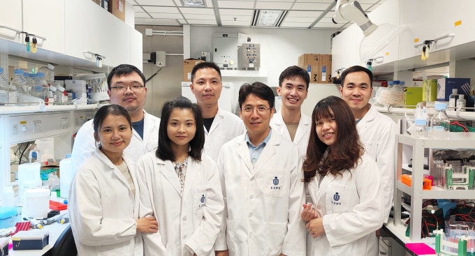 PGS Nguyễn Tuấn Anh (hàng đầu, thứ ba từ trái sang) cùng đội ngũ nghiên cứu Việt tại phòng thí nghiệm của HKUST