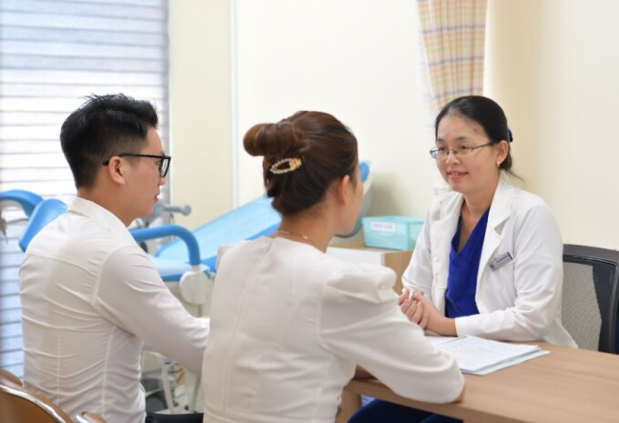 ThS.BS Giang Huỳnh Như khám và tư vấn phác đồ điều trị cho bệnh nhân vô sinh hiếm muộn tại IVFTA-HCMC. Ảnh: Thục Trinh