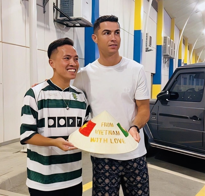 Ronaldo nhận món quà đặc biệt từ CĐV Việt Nam - 1