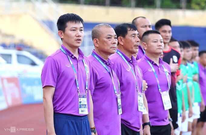 HLV Phan Như Thuật (trái) giành chiến thắng ngay trận đầu ra mắt tại V-League. Ảnh: Thành Chung