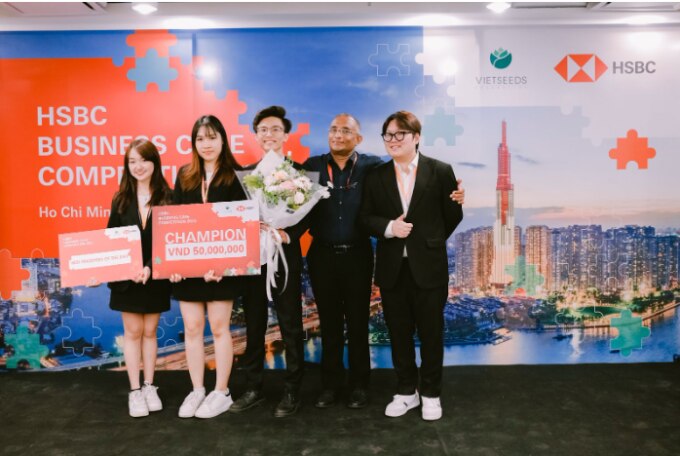 Thí sinh từ Trường Đại học RMIT giành chiến thắng chung cuộc tại vòng Chung kết cấp quốc gia Cuộc thi Giải quyết Tình huống Kinh doanh HSBC Việt Nam. Ảnh: RMIT
