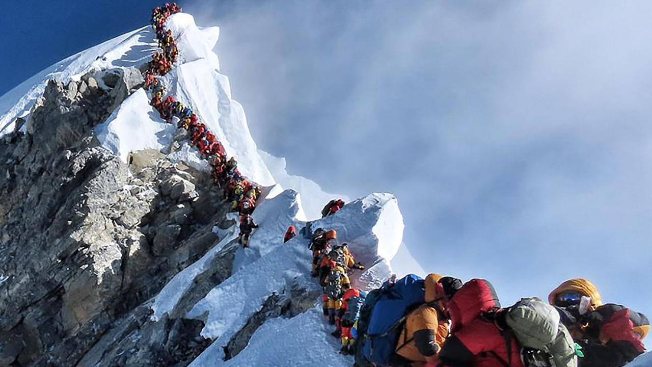 Cảnh 'tắc đường' chết chóc trên đỉnh Everest - Ảnh 1.