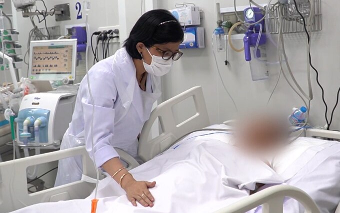 TS.BS Nguyễn Thị Thủy Ngân, Phó trưởng khoa Bệnh nhiệt đới, Bệnh viện Chợ Rẫy đang thăm khám cho bệnh nhân ngộ độc nghi do ăn nấm. Ảnh: Bệnh viện cung cấp