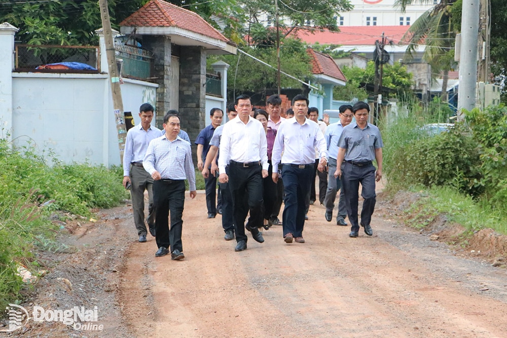 Ủy viên Trung ương Đảng, Bí thư Tỉnh ủy Nguyễn Hồng Lĩnh đi kiểm tra dự án Hương lộ 2