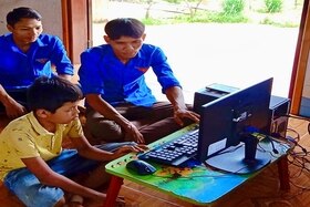 Tặng máy tính và hỗ trợ trẻ em vùng khó tiếp cận tin học