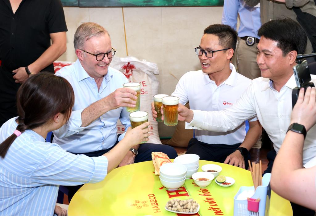 Thủ tướng Úc uống bia hơi với đậu rán, lạc luộc - Ảnh 1.