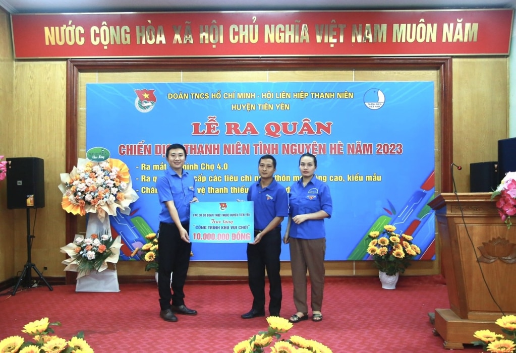 Đại diện cơ sở Đoàn trực thuộc huyện Tiên Yên trao tặng công trình khu vui chơi cho thanh, thiếu nhi vùng cao xã Đại Dực, huyện Tiên Yên