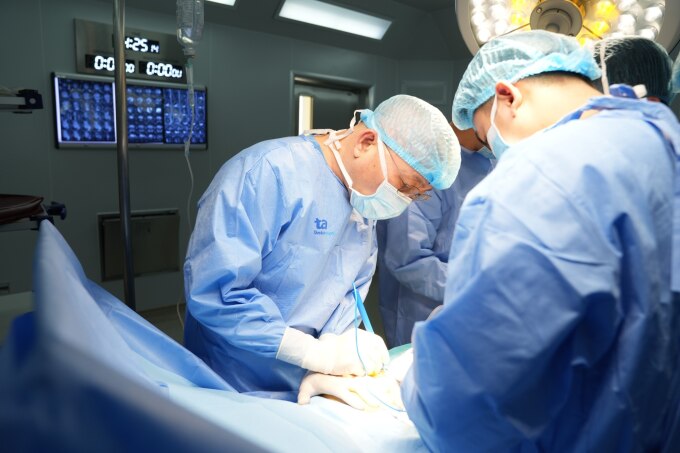 Bác sĩ Nguyễn Đức Hinh thực hiện tái tạo vòi tử cung cho người bệnh. Ảnh: Bệnh viện cung cấp