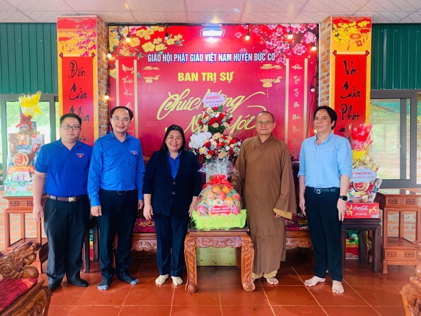 Tỉnh Đoàn, Hội Liên hiệp Thanh niên Việt Nam tỉnh Gia Lai chúc mừng Đại lễ Phật đản ảnh 1