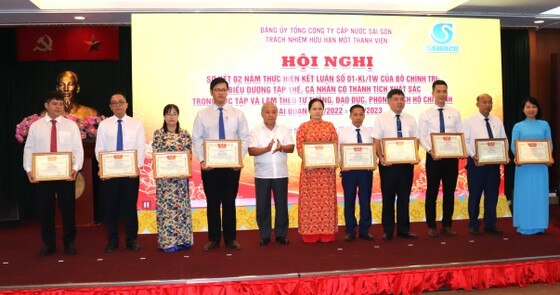 Phó Trưởng Ban Tổ chức Thành ủy TPHCM Võ Văn Tân chúc mừng các tập thể có thành tích xuất sắc trong học và làm theo Bác