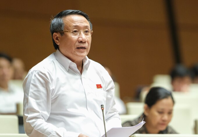 Ông Hà Sỹ Đồng, Phó đoàn chuyên trách tỉnh Quảng Trị tranh luận tại phiên thảo luận, sáng 1/6. Ảnh: Hoàng Phong